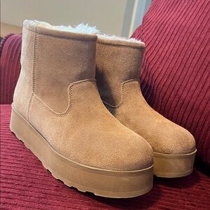 Women's Tan Suede Platform Boots Sherpa lined EUC